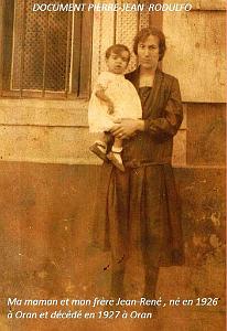 1927 Maman tenant mon frere dans ses bras